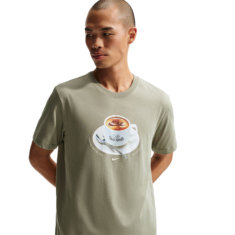 Nike Sportswear Standard Cafe Swoosh Mug T-Shirt