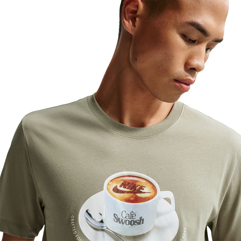 Nike Sportswear Standard Cafe Swoosh Mug T-Shirt